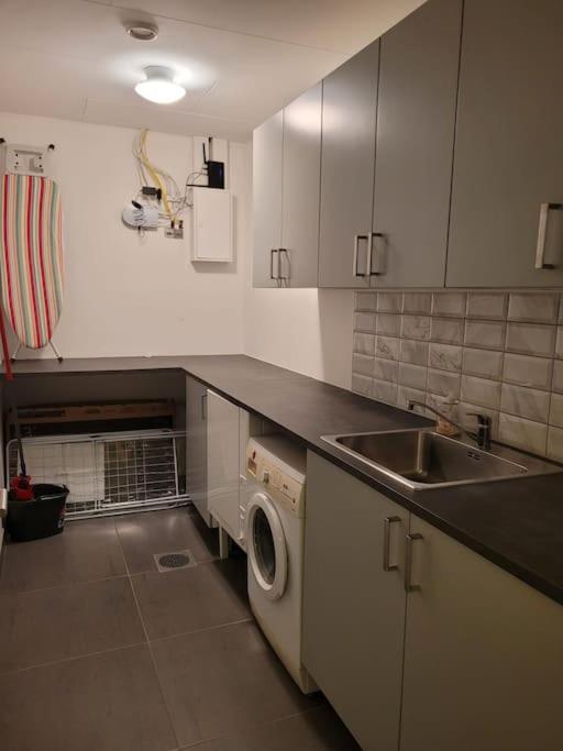 산드비켄 Beautiful Terraced House With Private Parking 빌라 외부 사진