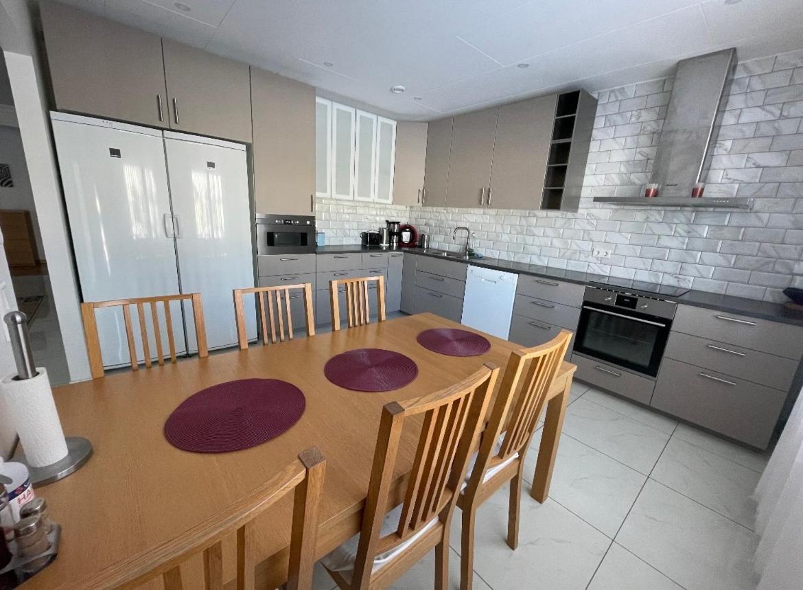 산드비켄 Beautiful Terraced House With Private Parking 빌라 외부 사진